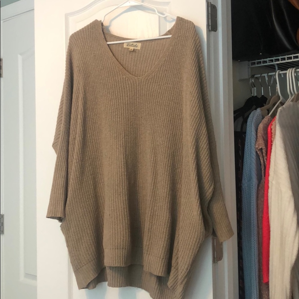Beige chunky sweater W/pockets!